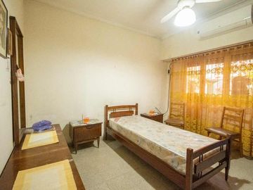 Casa de 2 dormitorios en PB sobre avenida