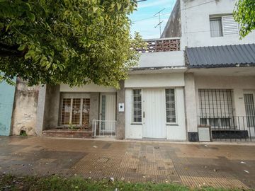 Casa de 2 dormitorios en PB sobre avenida