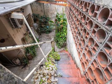 Casa de 2 dormitorios en PB sobre avenida