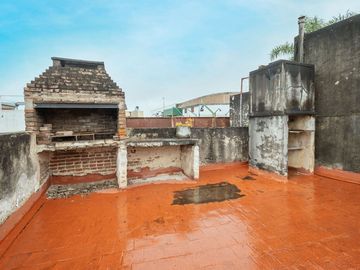 Casa de 2 dormitorios en PB sobre avenida