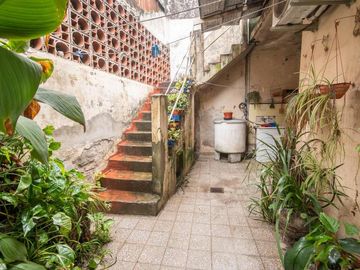 Casa de 2 dormitorios en PB sobre avenida