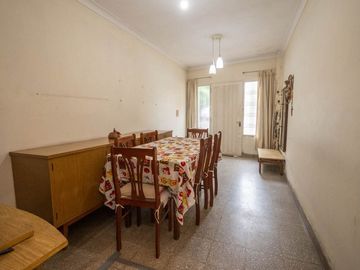 Casa de 2 dormitorios en PB sobre avenida