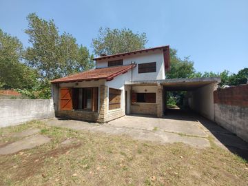 Casa en venta de 3 dormitorios c/ cochera en Costa Azul