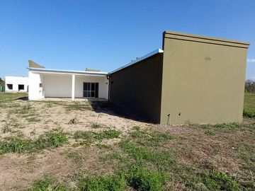 Casa en venta de 3 dormitorios c/ cochera Country el Lagar. Los nogales