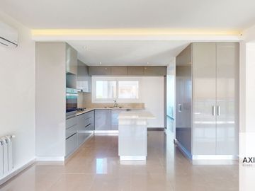 Departamento en venta de 3 dormitorios c/ cochera en La Plata