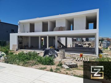 Casa en venta de 4 dormitorios a estrenar en Lagos de Canning 1