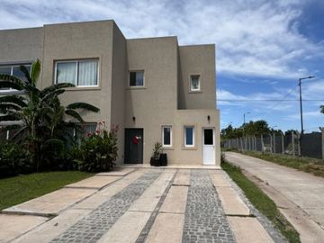 Casa en alquiler de 3 dormitorios c/ cochera en San Miguel