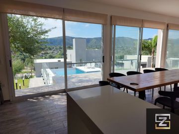 Casa en venta de 5 dormitorios en Country Altos Carlos Paz