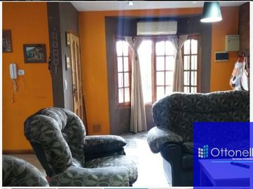 Casa en venta de 2 dormitorios c/ cochera en Berazategui Oeste