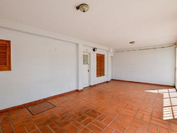 CASA VENTA LA PLATA APTO BANCO PATIO COCHERA