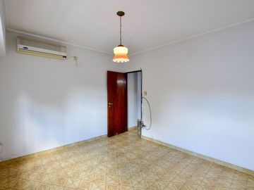 CASA VENTA LA PLATA APTO BANCO PATIO COCHERA