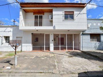 CASA VENTA LA PLATA APTO BANCO PATIO COCHERA