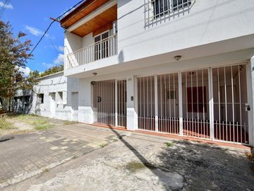 CASA VENTA LA PLATA APTO BANCO PATIO COCHERA