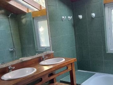 Casa en venta de 3 dormitorios c/ cochera en Villa La Angostura