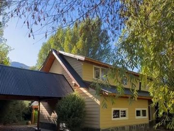 Casa en venta de 3 dormitorios c/ cochera en Villa La Angostura