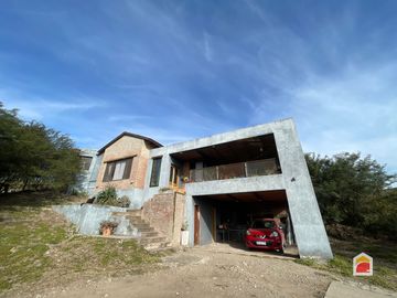 APPTO BANCOR! Casa en venta de 3 dormitorios c/ cochera en Villa Allende