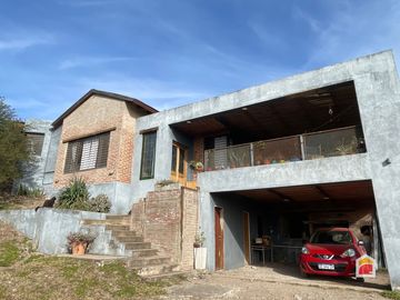 APPTO BANCOR! Casa en venta de 3 dormitorios c/ cochera en Villa Allende