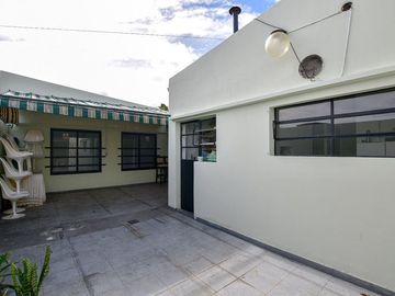 GALPÓN Y CASA EN VENTA LA PLATA 3 DORMITORIOS