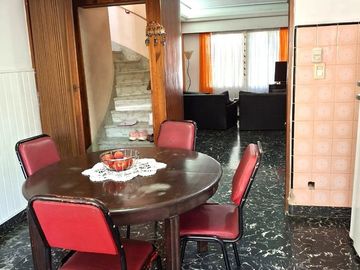 OPORTUNIDAD:CASA+QUINCHO+PILETA+2 COCHERAS