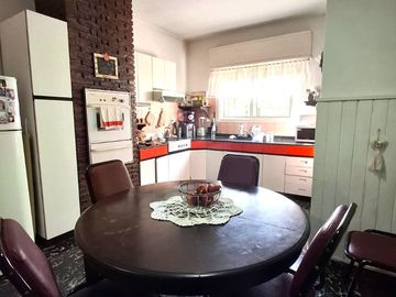 OPORTUNIDAD:CASA+QUINCHO+PILETA+2 COCHERAS