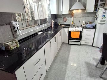 OPORTUNIDAD:CASA+QUINCHO+PILETA+2 COCHERAS