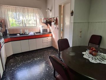 OPORTUNIDAD:CASA+QUINCHO+PILETA+2 COCHERAS