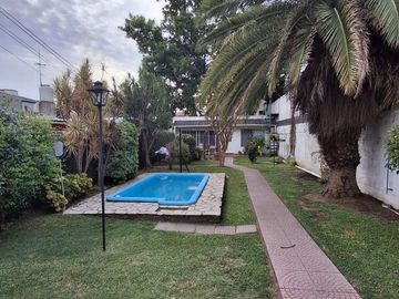 OPORTUNIDAD:CASA+QUINCHO+PILETA+2 COCHERAS