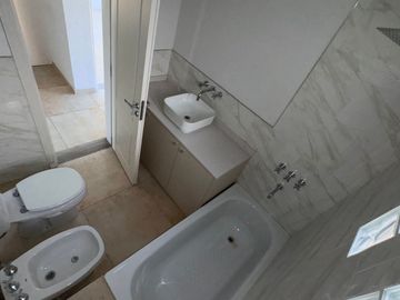 Casa en alquiler de 3 dormitorios c/ cochera en bella vista