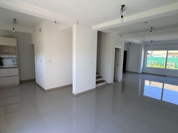 Casa en alquiler de 3 dormitorios c/ cochera en bella vista