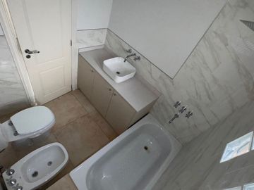 Casa en alquiler de 3 dormitorios c/ cochera en bella vista