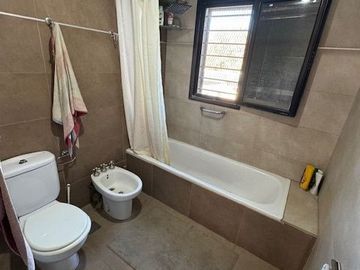 Dúplex en venta de 3 dormitorios c/ cochera en City Bell