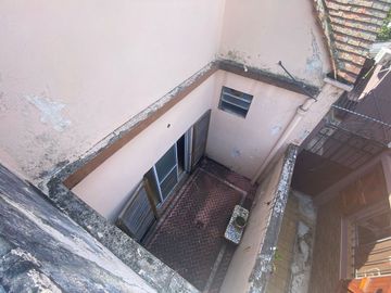 CASA CON QUINCHO Y FONDO LIBRE , COCHERA