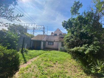 CASA CON QUINCHO Y FONDO LIBRE , COCHERA