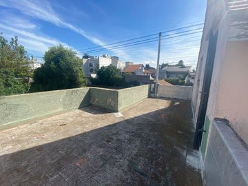 CASA CON QUINCHO Y FONDO LIBRE , COCHERA