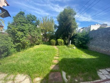 CASA CON QUINCHO Y FONDO LIBRE , COCHERA