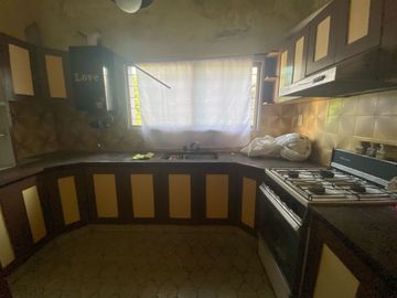 CASA CON QUINCHO Y FONDO LIBRE , COCHERA