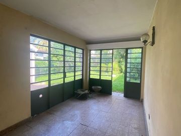CASA CON QUINCHO Y FONDO LIBRE , COCHERA