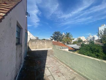 CASA CON QUINCHO Y FONDO LIBRE , COCHERA