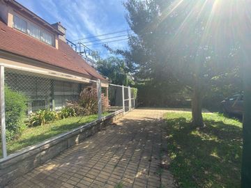 CASA CON QUINCHO Y FONDO LIBRE , COCHERA