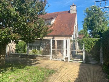 CASA CON QUINCHO Y FONDO LIBRE , COCHERA