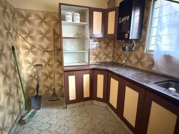 CASA CON QUINCHO Y FONDO LIBRE , COCHERA