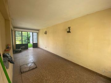 CASA CON QUINCHO Y FONDO LIBRE , COCHERA