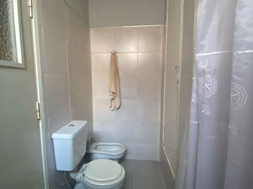 CASA CON QUINCHO Y FONDO LIBRE , COCHERA