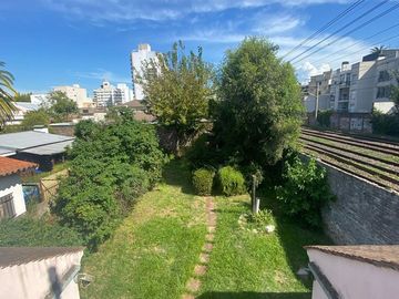 CASA CON QUINCHO Y FONDO LIBRE , COCHERA