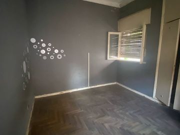 CASA CON QUINCHO Y FONDO LIBRE , COCHERA