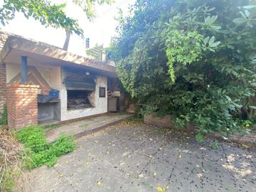 CASA CON QUINCHO Y FONDO LIBRE , COCHERA