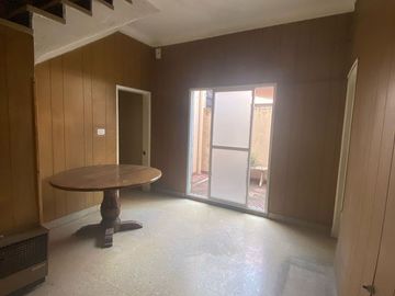 CASA CON QUINCHO Y FONDO LIBRE , COCHERA