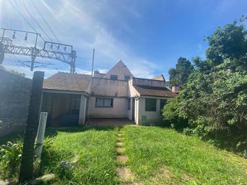 CASA CON QUINCHO Y FONDO LIBRE , COCHERA