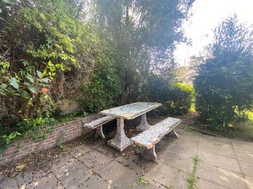 CASA CON QUINCHO Y FONDO LIBRE , COCHERA