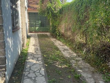CASA CON QUINCHO Y FONDO LIBRE , COCHERA
